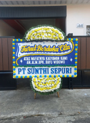 Papan Bunga Duka di Kayumalue Pajeko