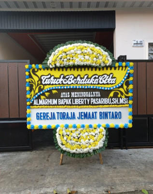 Papan Bunga Duka di Kayumalue Pajeko