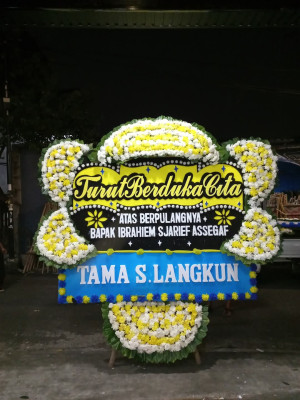 Papan Bunga Duka di Kayumalue Pajeko